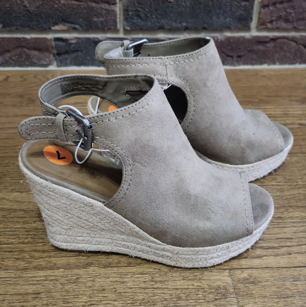 Universal Threads tan and cream wedge shoes. Women size 7. NWOT